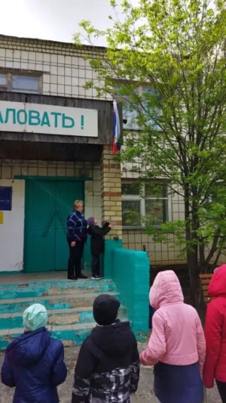 Поднятие Государственного флага..